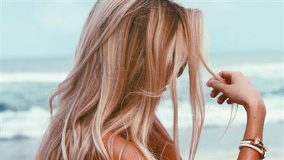 تعرفي على طريقة استخدام العسل في تفتيح لون الشعر
