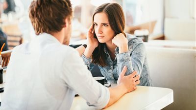6 علامات جسدية لكشف كذب زوجكِ