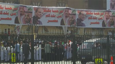صور| أطفال الجمالية بالزي السعودي ترحيبًا بوصول السيسي وبن سلمان