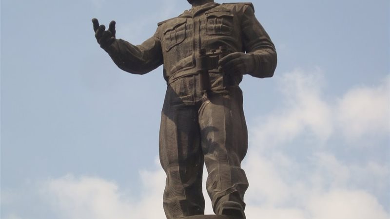إزاحة الستار عن تمثال