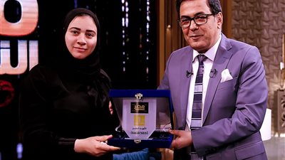 صور| خيرى رمضان يستضيف زوجة الشهيد 
