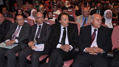 صور| تكريم الفنان عزت العلايلي كضيف شرف مهرجان 