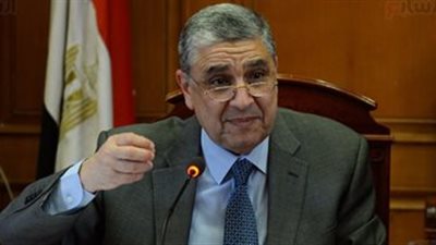 اليوم.. وزير الكهرباء يفتتح أول محطة للطاقة الشمسية في 