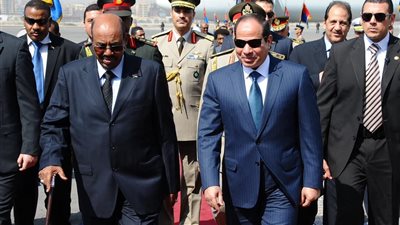 الرئيس السيسي يستقبل عمر البشير عقب وصوله مطار القاهرة