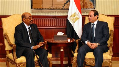 دبلوماسي: السيسي والبشير يضعان قطار البلدين على الطريق الصحيح
