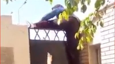 فيديو| طالبات يتسلقون سور مدرسة 