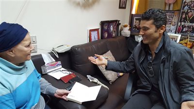 في عيد الأم.. خالد النبوى يحتفل مع نادية لطفى ويهديها نسخة من 