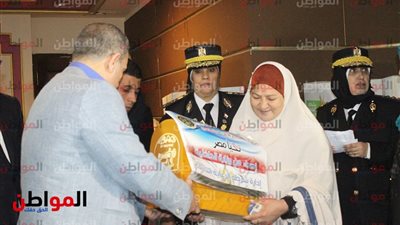 صور| مساعد وزير الداخلية يوزع الهدايا على أسر السجناء 
