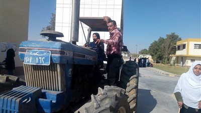 صور| طالبات الخارجة الزراعية يبدعن في قيادة الجرارات وحرث الأرض