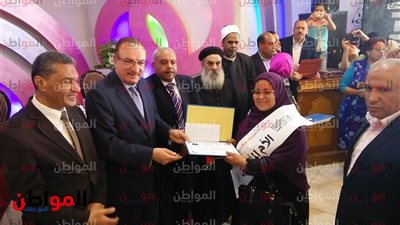 صور| محافظ بني سويف يكرم 12 أم مثالية..ويؤكد الأمهات المصريات أفضل  نساء الأرض