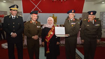 صور| القوات المسلحة تحتفل بتكريم الأم المثالية والأب المثالي وعدد من أسر الشهداء