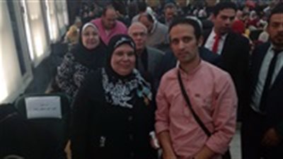فيديو وصور| الأم المثالية بالغربية: السيسي كرمني بأحلى وسام