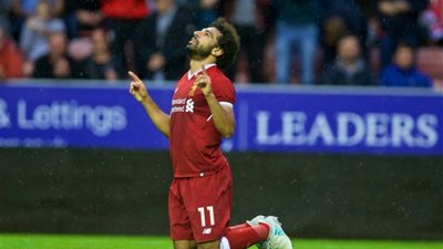 فيديو| طفل إنجليزي يقلد سجدة محمد صلاح في ملعب تشيلسي‬