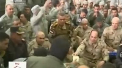 فيديو| رد فعل السيسي وقت تناول وجبة الإفطار وسط جنوده