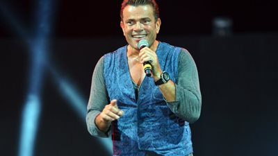 الجمهور يشعل حفل عمرو دياب بالجامعة الأمريكية.. والهضبة يرد 