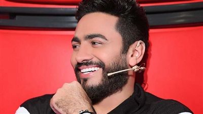 صورة| تامر حسني وديانا حداد يشاركان في ودية الأهلي والفجيرة الإماراتي