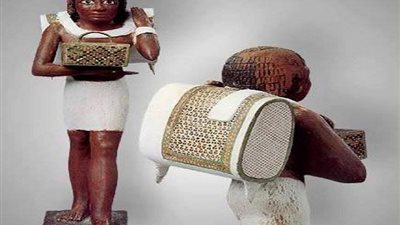 بالصور| تعرف علي .. اختراع حقيبة الظهر أصلها تمثال مصري قديم