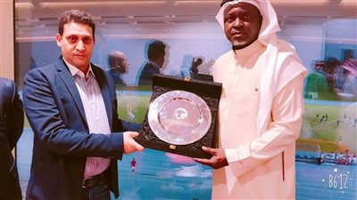 حمزة إدريس يسلم درع الاتحاد لـ