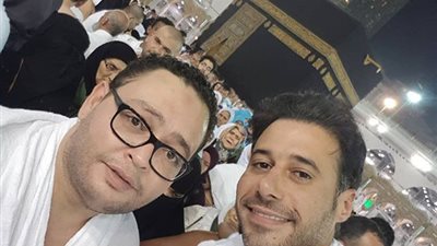 السعدني ورزق يؤديان مناسك العمرة