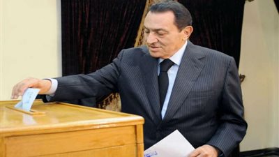 مبارك يدلى بصوته في الانتخابات الرئاسية لعام 2018