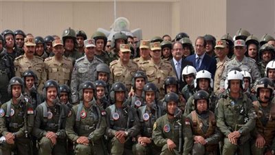أسد مصر بالزي العسكري.. رسائل خفية تحملها زيارة السيسي لمقاتلي 