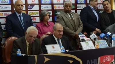 نائب رئيس الاتحاد الإفريقي لكرة اليد يحرج عضو مجلس الأهلي