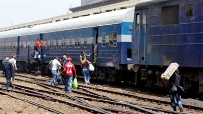بالأسماء| إصابة ضابط بحري وأمين شرطة وشخصين آخرين نتيجة اصطدام قطار بـ