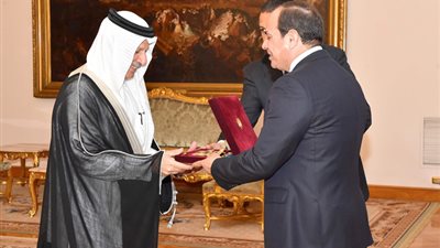 الرئيس السيسى يمنح السفير السعودى بالقاهرة أحمد قطان 