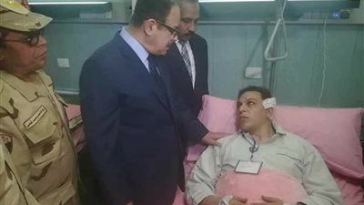 صور| وزير الداخلية ومحافظ الإسكندرية يزوران مصابي تفجير المسرح الروماني