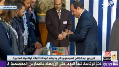 انتخابات الرئاسة| صور.. السيسي داخل اللجنة أثناء الإدلاء بصوته