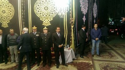 صور| مدير أمن الإسكندرية يتلقى العزاء في شهيدي تفجير المعسكر الروماني