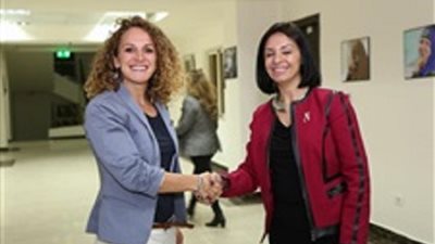 مايا مرسي تستقبل طلاب الجامعة الامريكية من أجل