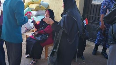 انتخابات الرئاسة 2018| فيديو.. طلبة مدرسة اشناواي بالغربية تستقبل الناخبين بالورود
