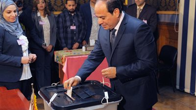 صور| الرئيس يُدلي بصوته في انتخابات الرئاسة المصرية 2018