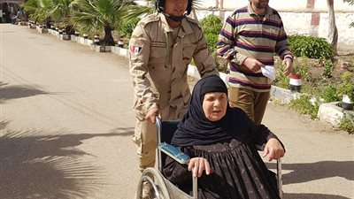 انتخابات الرئاسة: صور.. مسنة بالغربية تصر على الإدلاء بصوتها