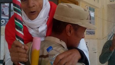 محمولا على الأعناق.. مسن يدلي بصوته في انتخابات الرئاسة 2018 بالغربية