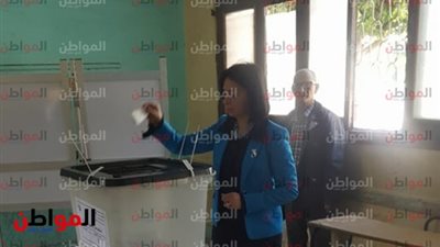 مايا مرسي  تدلي بصوتها في الانتخابات الرئاسية بمدرسة الشهيد المقدم أحمد أبو الذهب
