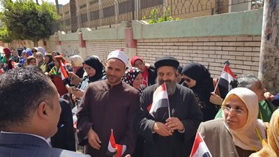 صور| محافظ الدقهلية يدلي بصوته في انتخابات الرئاسة 2018 بلجنة البحر الصغير
