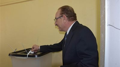 محافظ بني سويف يدلي بصوته في انتخابات الرئاسة 2018 بلجنة الطب البيطري 