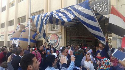 مزمار بلدي واحتفالات أمام لجان انتخابات الرئاسة المصرية بدمياط 