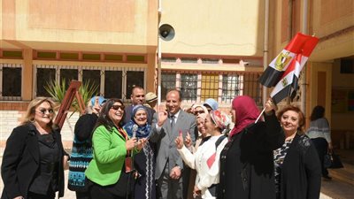 محافظ الإسكندرية: احتشاد السيدات بالانتخابات يؤكد إصرار الشعب على استكمال المسيرة 