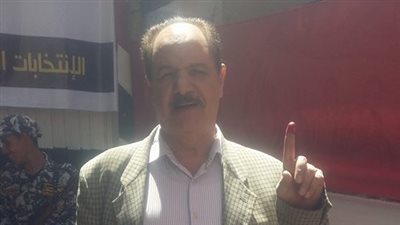 الكاتب خليل الجيزاوي يدلي بصوته في الانتخابات الرئاسية 2018