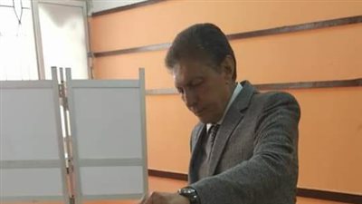 اللواء سعد الجمال يدلي بصوته بدائرة الصف 