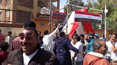 مواطن يوزع مياه وعصائر فى لجان انتخابات الرئاسة 2018 بالجيزة