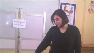 سماح عمار تدلي بصوتها في الانتخابات الرئاسية 2018.. وتشيد بالإقبال الكبير بالانتخابات