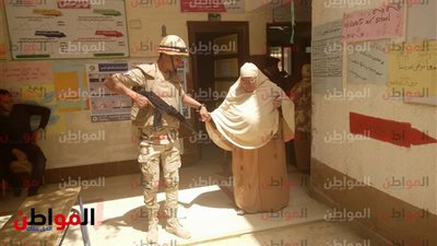 الجيش والشعب ايد واحده.. جندي يساعد مسنة في دخول اللجنة الانتخابية بالوادي الجديد 