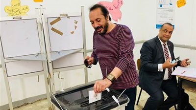 علي الحجار برفقة سامح حسين في لجان الانتخابات المصرية 2018