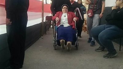 رغم سوء حالتها الصحية.. قعيدة تُدلي بصوتها في الانتخابات الرئاسية 2018 