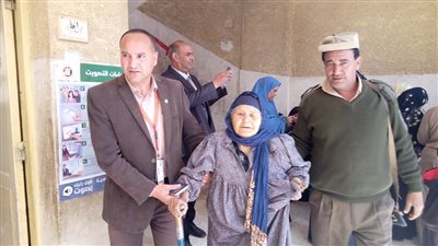 انتخابات الرئاسة 2018 .. نائب رئيس مدينة بالغربية يصطحب مسنة الى داخل اللجان
