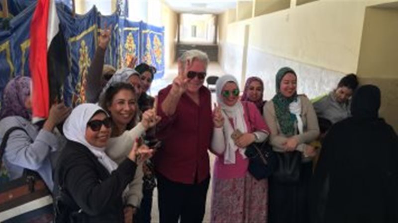 حسين فهمي يدلي بصوته